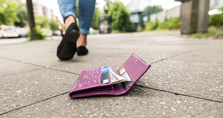 lost wallet on the ground